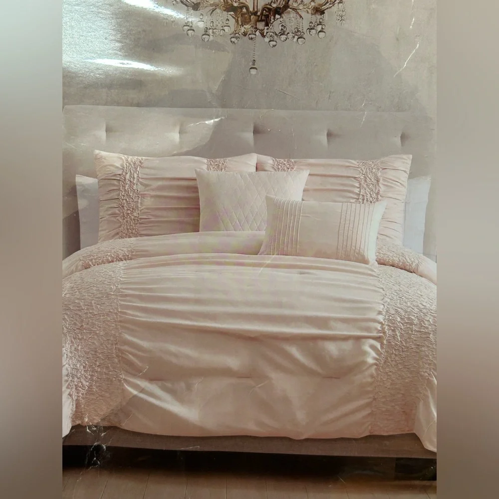 Elegant light pink Bedding set